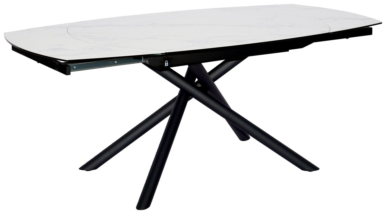 Moderne eettafel met een tafelblad in witte marmerlook en een zwart, gekruist metalen onderstel, gezien vanaf de zijkant