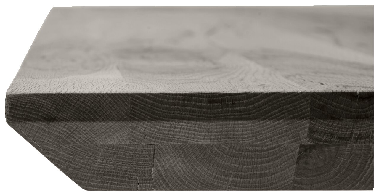 Nahaufnahme einer Tischplatte aus Holz mit sichtbarer Maserung und abgeschrägter Kante, seitliche Perspektive