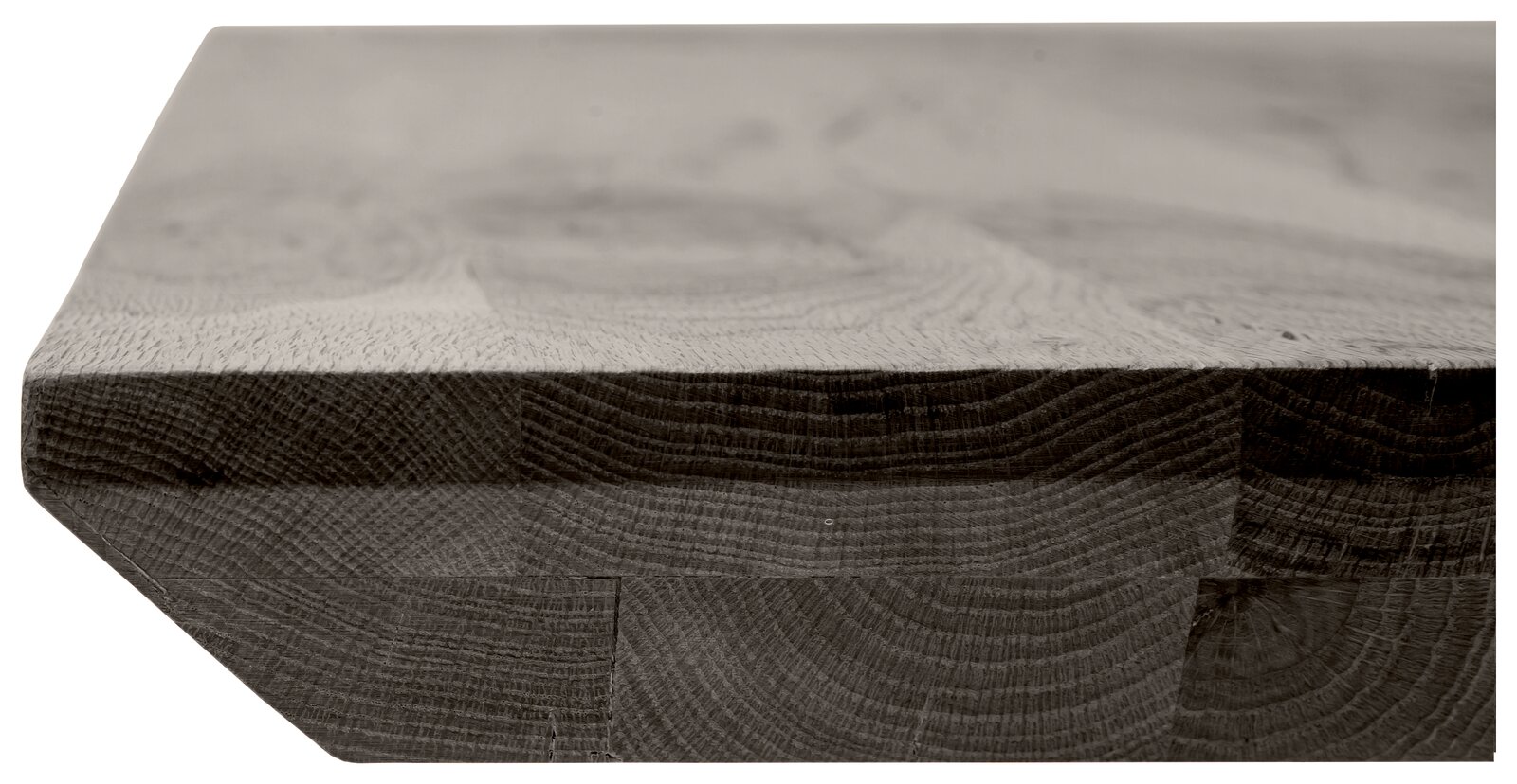 Nahaufnahme einer Tischplatte aus Holz mit sichtbarer Maserung und abgeschrägter Kante, seitliche Perspektive