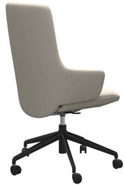 Rückansicht eines modernen Home Office Sessels mit hellgrauem Stoffbezug und schwarzem Drehfuß auf Rollen.