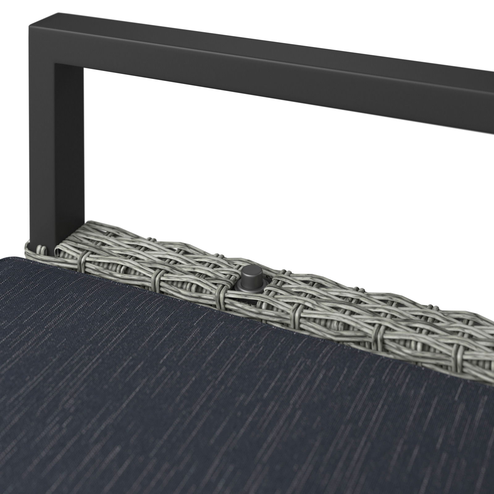 Nahaufnahme eines Gartensessels mit grauem Metallrahmen und geflochtenem Rattan, von oben betrachtet.