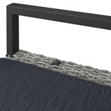 Nahaufnahme eines Gartensessels mit grauem Metallrahmen und geflochtenem Rattan, von oben betrachtet.