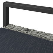 Nahaufnahme eines Gartensessels mit grauem Metallrahmen und geflochtenem Rattan, von oben betrachtet.