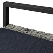 Nahaufnahme eines Gartensessels mit grauem Metallrahmen und geflochtenem Rattan, von oben betrachtet.