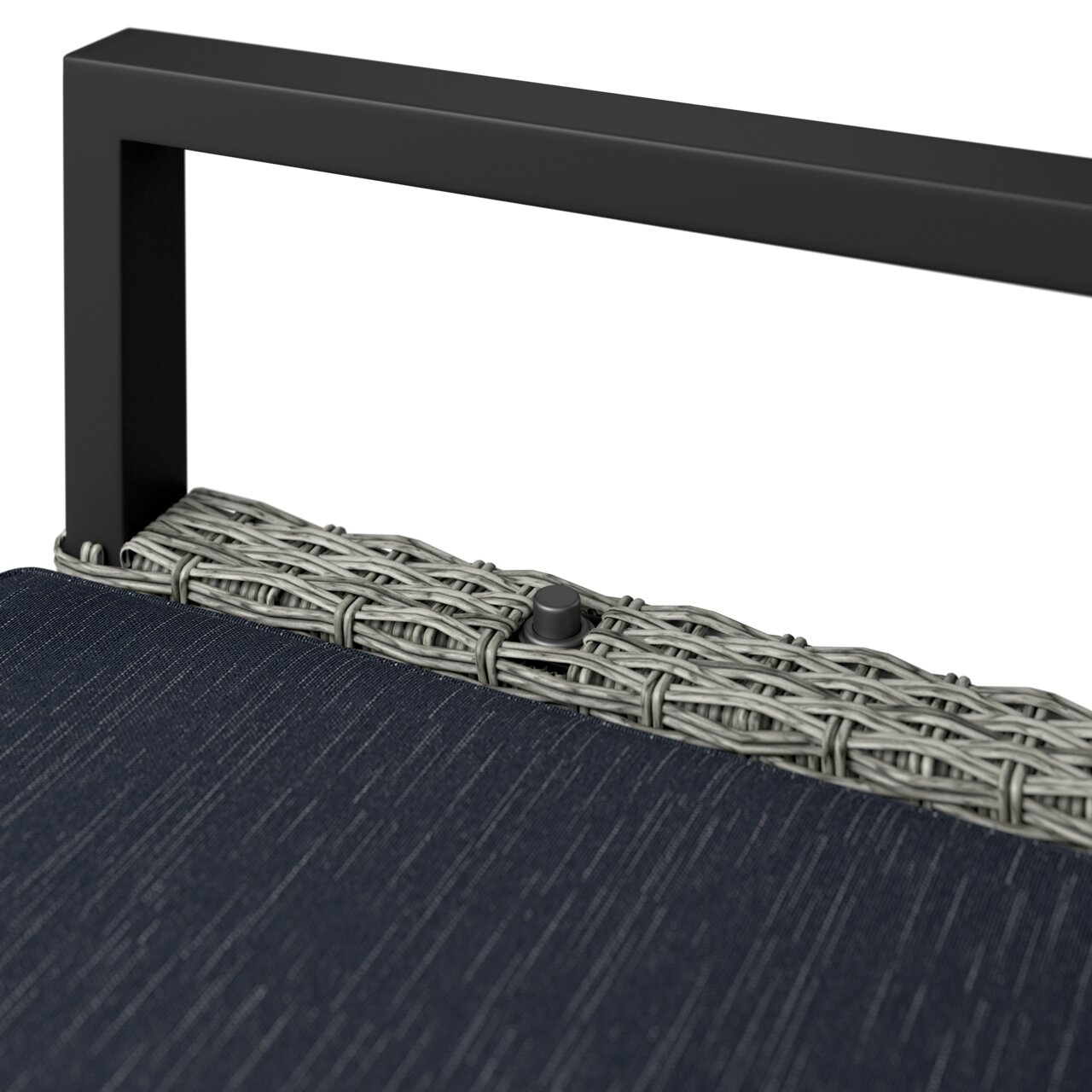 Close-up van een tuinstoel met een grijs metalen frame en gevlochten rotan, gezien van bovenaf.
