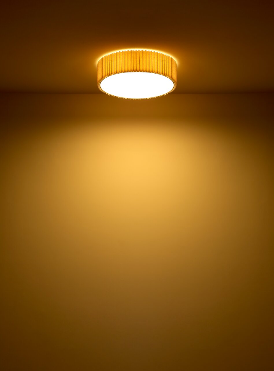 Deckenleuchte mit warmem Licht, seitliche Perspektive