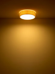 Deckenleuchte mit warmem Licht, seitliche Perspektive