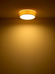 Deckenleuchte mit warmem Licht, seitliche Perspektive
