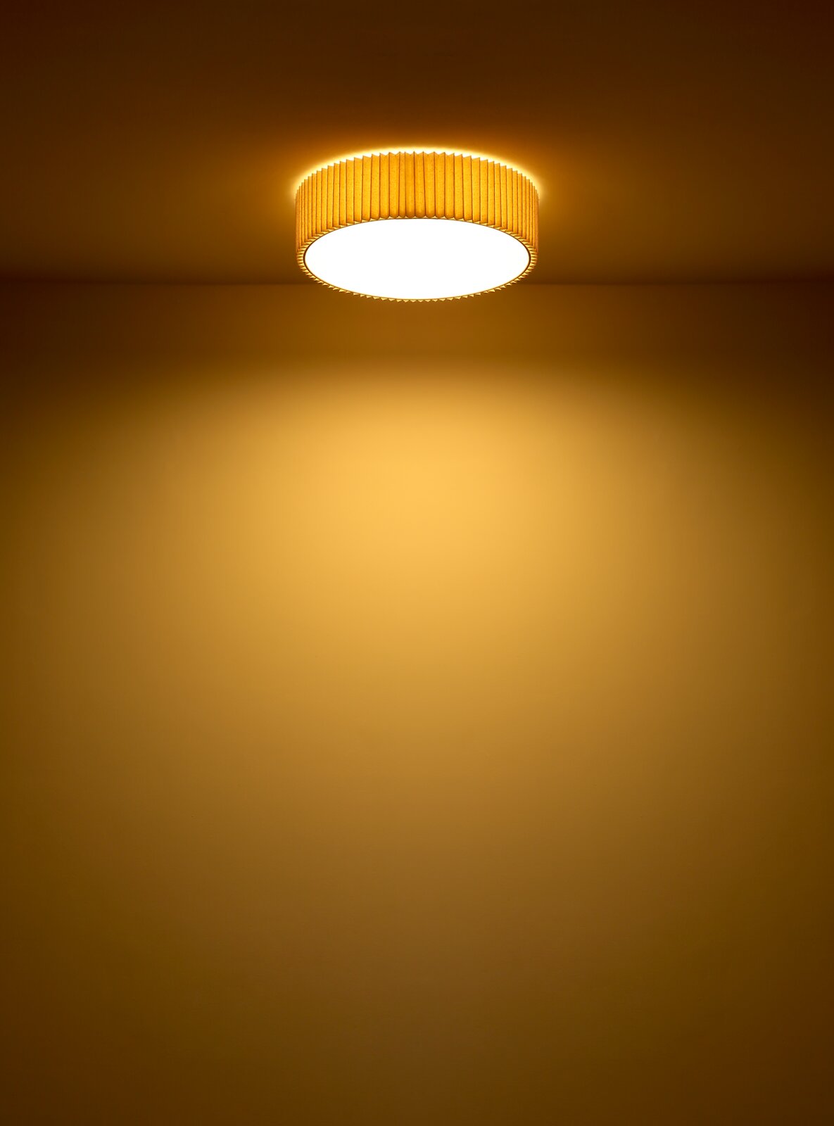 Deckenleuchte mit warmem Licht, seitliche Perspektive