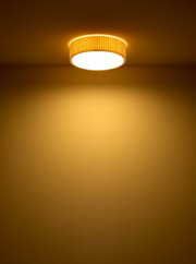 Deckenleuchte mit warmem Licht, seitliche Perspektive