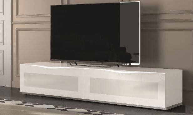 Munari TV-Lowboard MODENA Modernes weißes TV-Lowboard mit glänzender Oberfläche, frontal betrachtet, mit großem Flachbildfernseher darauf.