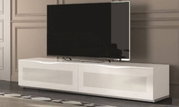 Modernes weißes TV-Lowboard mit glänzender Oberfläche, frontal betrachtet, mit großem Flachbildfernseher darauf.