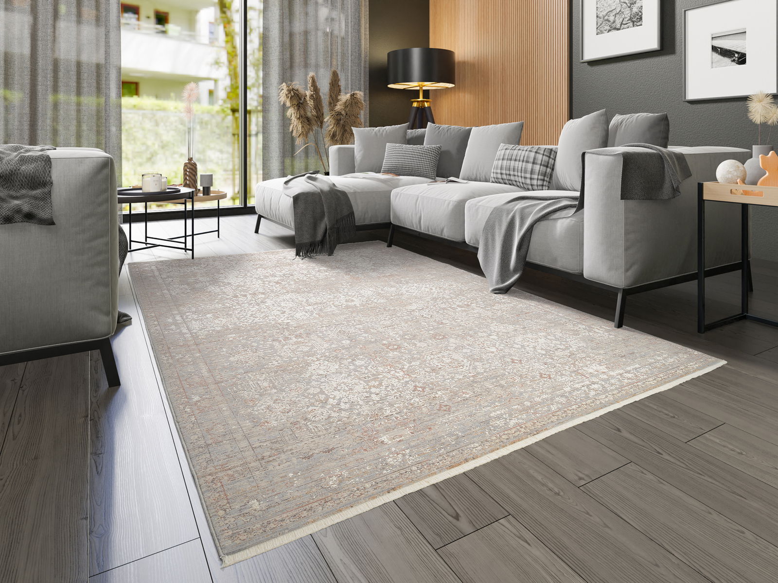 Designer Teppich in einem modernen Wohnzimmer, Perspektive von schräg oben, mit grauem Sofa und Holzboden.