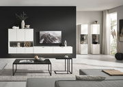Moderne Wohnzimmerwandkombination in Weiß mit schwarzen Akzenten, bestehend aus Hängeschränken, einem TV-Board und Vitrinen. Perspektive: Frontalansicht.