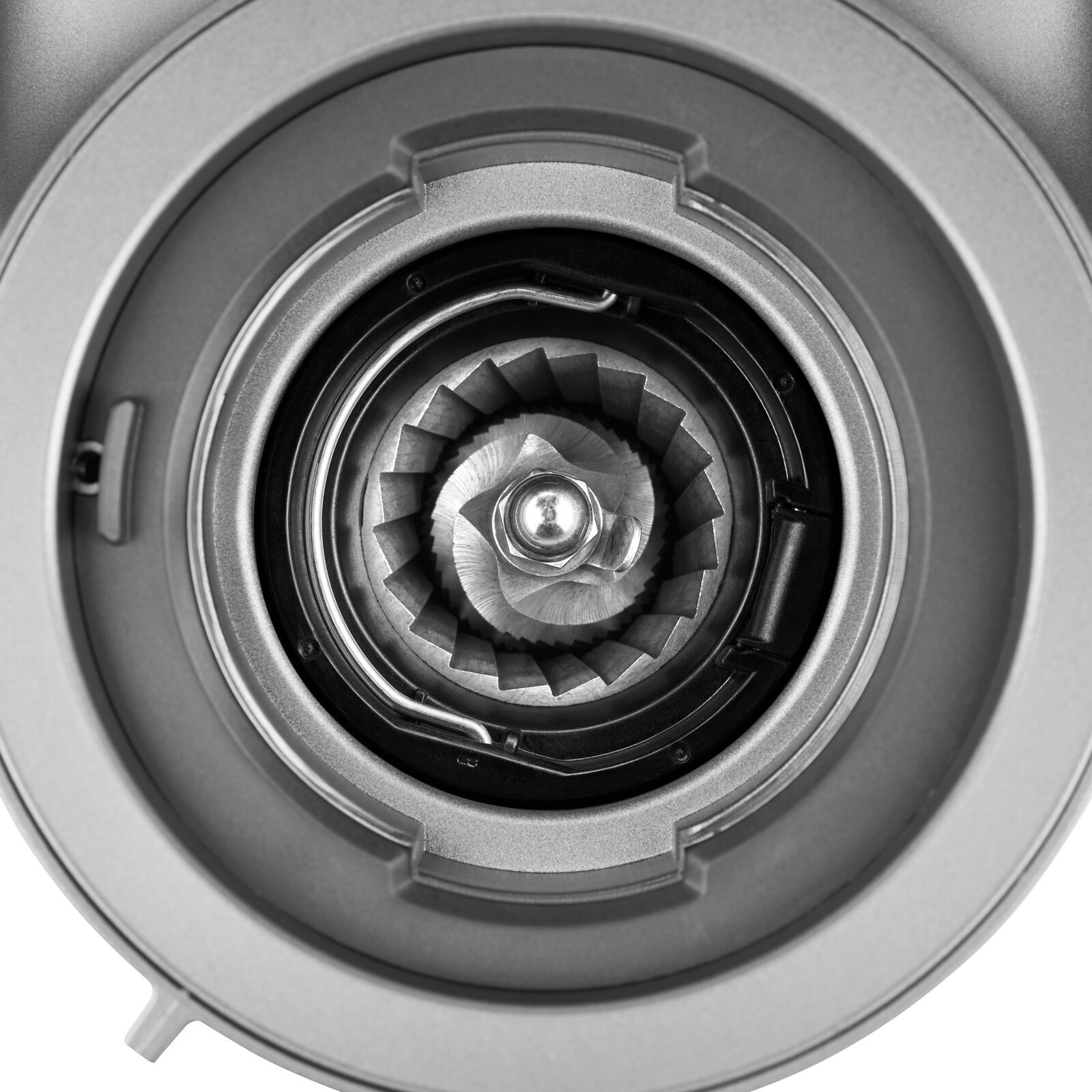 Nahaufnahme der Mahlwerkmechanik einer silbernen Kaffeemühle von oben betrachtet.