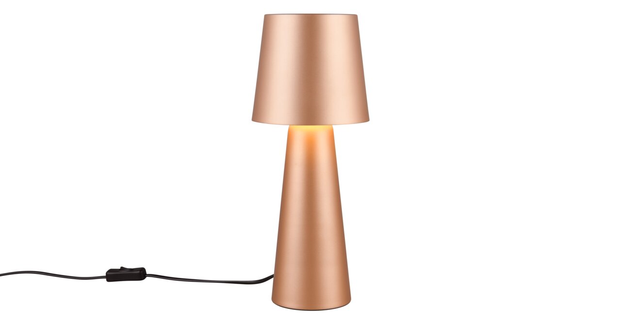 Moderne Tischleuchte Nubian in Kupferoptik, frontal abgebildet mit konischem Design und integriertem Kabel.