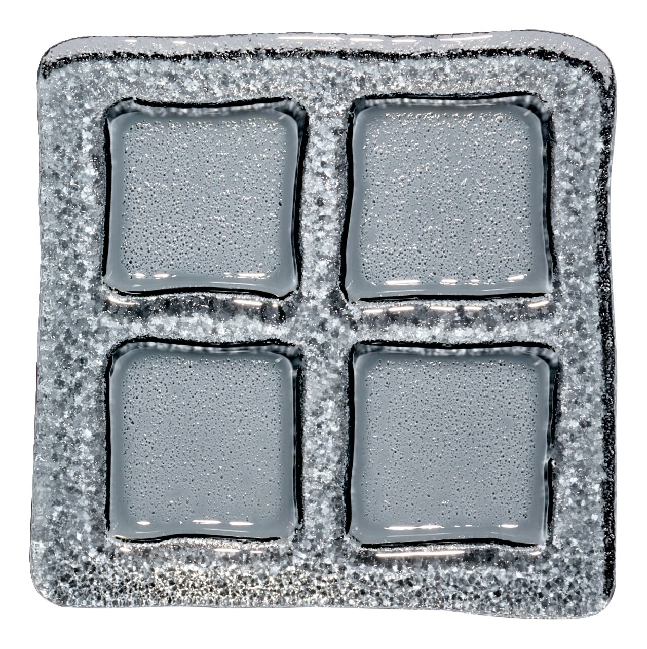 Vogelperspektive auf eine quadratische, strukturierte Servierschale mit vier abgetrennten Bereichen.