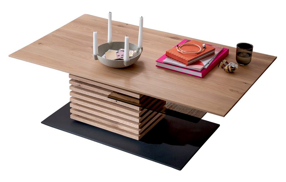 Moderner Couchtisch aus Holz mit gestapeltem Design und Dekorationen, seitliche Perspektive