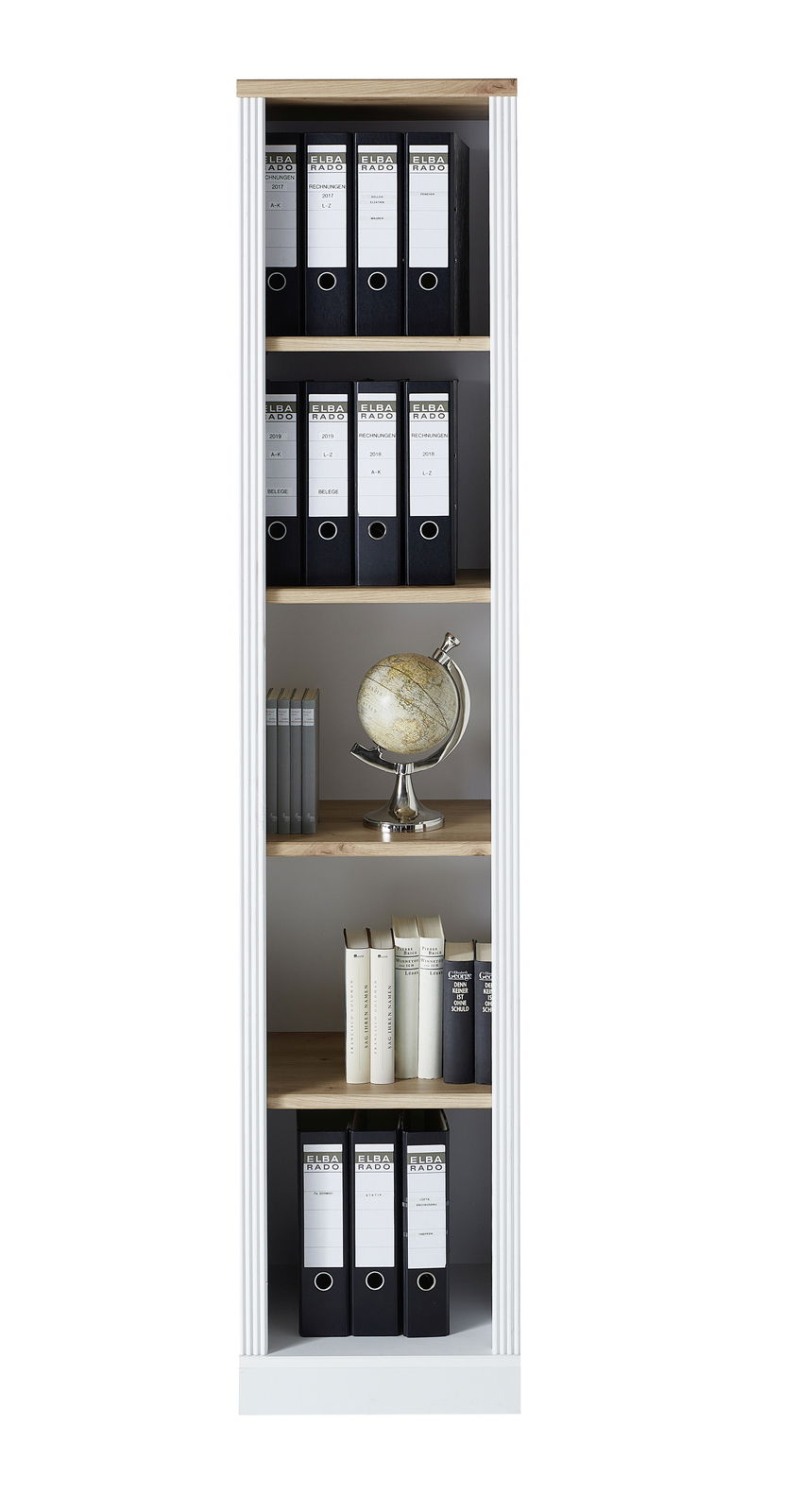 Frontale Ansicht eines hohen, schmalen Regals der Serie JUDITH mit mehreren Fächern, gefüllt mit Aktenordnern, Büchern und einem Globus.