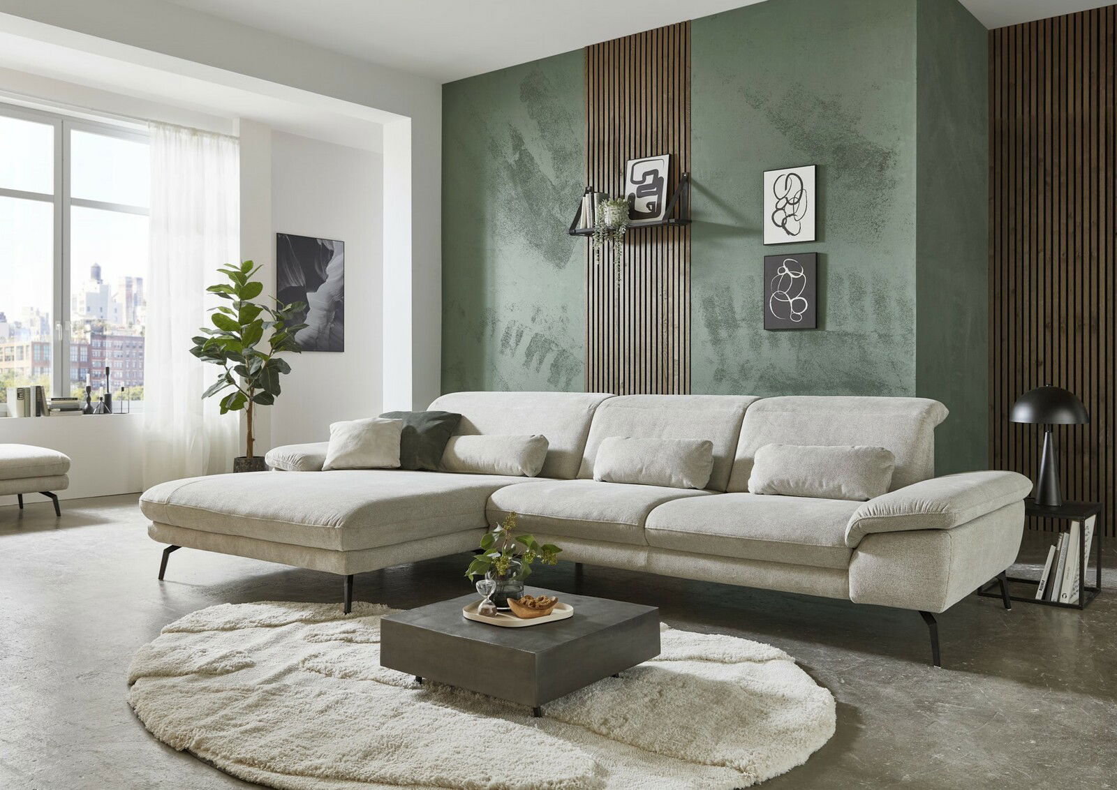 Moderne Longchairkombination in einem stilvollen Wohnzimmer, seitliche Perspektive