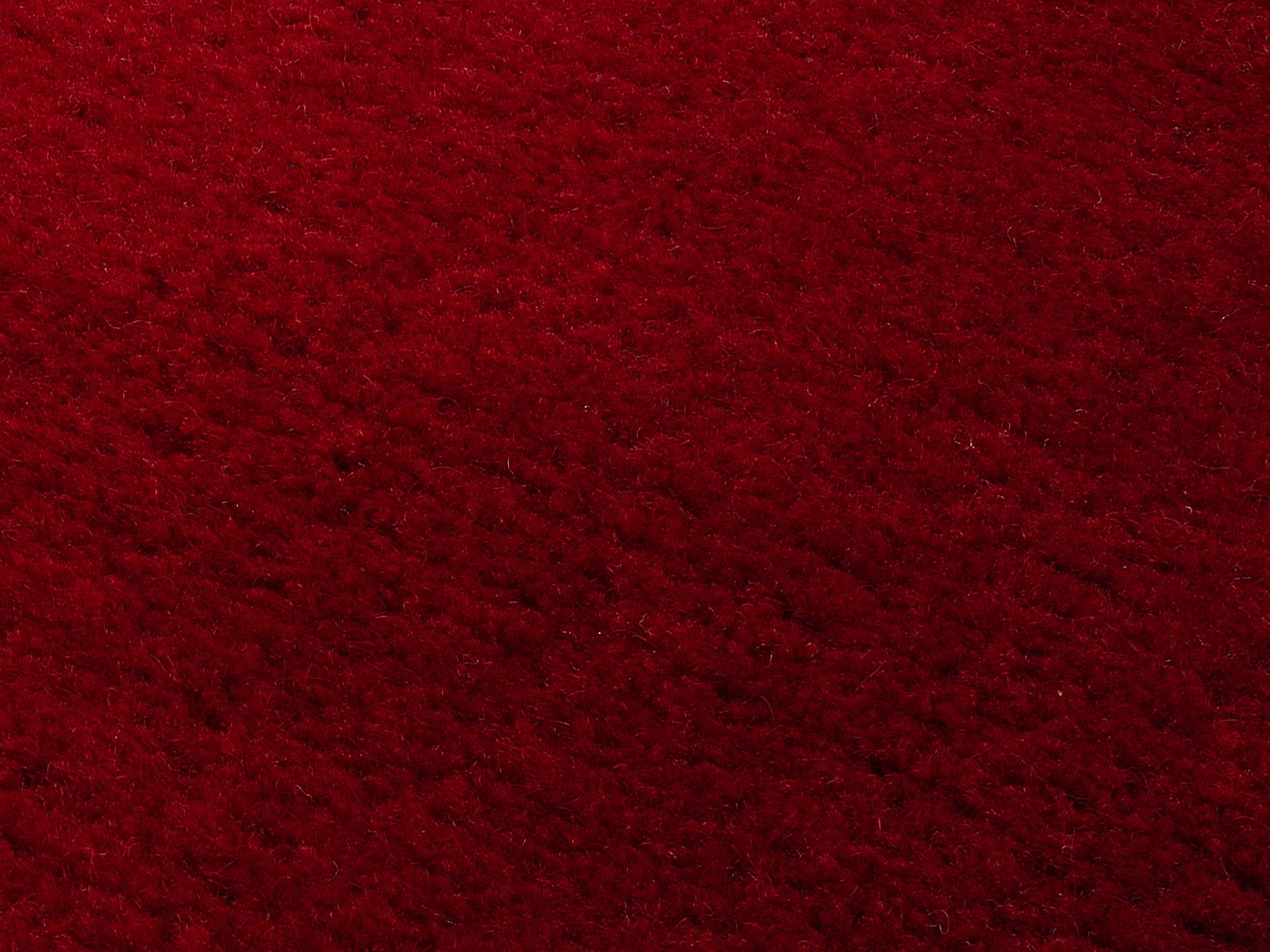 Nahaufnahme eines roten Wollteppichs mit weicher Textur