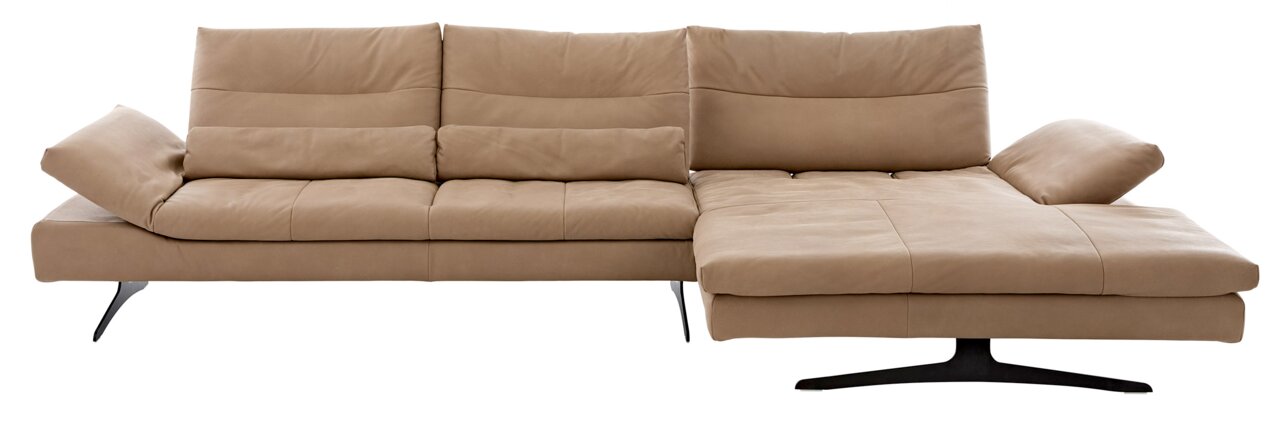 Beige Longchairkombination mit verstellbaren Armlehnen, moderne Metallfüße, Frontalansicht