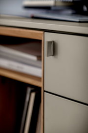 Nahaufnahme einer modernen Wandkombination mit grauer Schublade und Holzregal, seitliche Perspektive