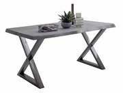 Moderner Esstisch mit X-förmigen Beinen aus Metall, seitliche Perspektive