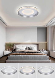 Moderne LED-Deckenleuchte in einem stilvollen Schlafzimmer, von unten betrachtet.