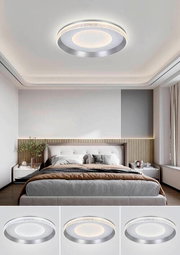 Moderne led-plafondlamp in een stijlvolle slaapkamer, van onderaf gezien.