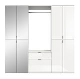 Frontale Ansicht einer modernen Garderobenkombination mit mehreren Schränken und Schubladen in weißem Hochglanzdesign.
