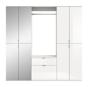 Frontale Ansicht einer modernen Garderobenkombination mit mehreren Schränken und Schubladen in weißem Hochglanzdesign.