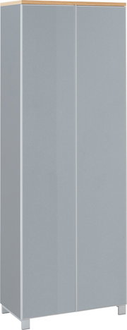 Zweitüriger Kleiderschrank in Hellgrau mit weißem Rahmen, Holzdeckplatte und kurzen Füßen, freigestellt vor weißem Hintergrund, Ansicht schräg von vorn links