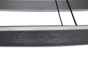 Nahaufnahme einer LED-Hängeleuchte mit modernem, gebürstetem Metallfinish und schwarzer Aufhängung, seitliche Perspektive.