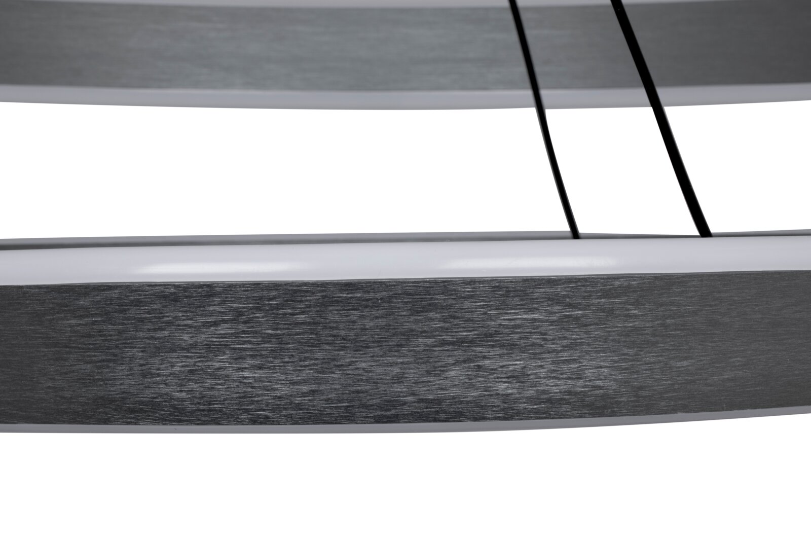 Nahaufnahme einer LED-Hängeleuchte mit modernem, gebürstetem Metallfinish und schwarzer Aufhängung, seitliche Perspektive.
