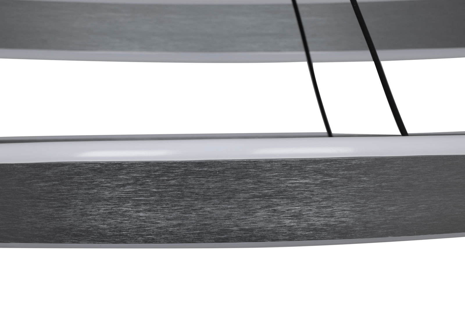 Nahaufnahme einer LED-Hängeleuchte mit modernem, gebürstetem Metallfinish und schwarzer Aufhängung, seitliche Perspektive.