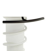 Nahaufnahme eines weißen, spiralförmigen Stuhlgestells mit schwarzem Griff, seitliche Perspektive