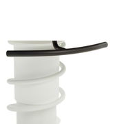 Nahaufnahme eines weißen, spiralförmigen Stuhlgestells mit schwarzem Griff, seitliche Perspektive