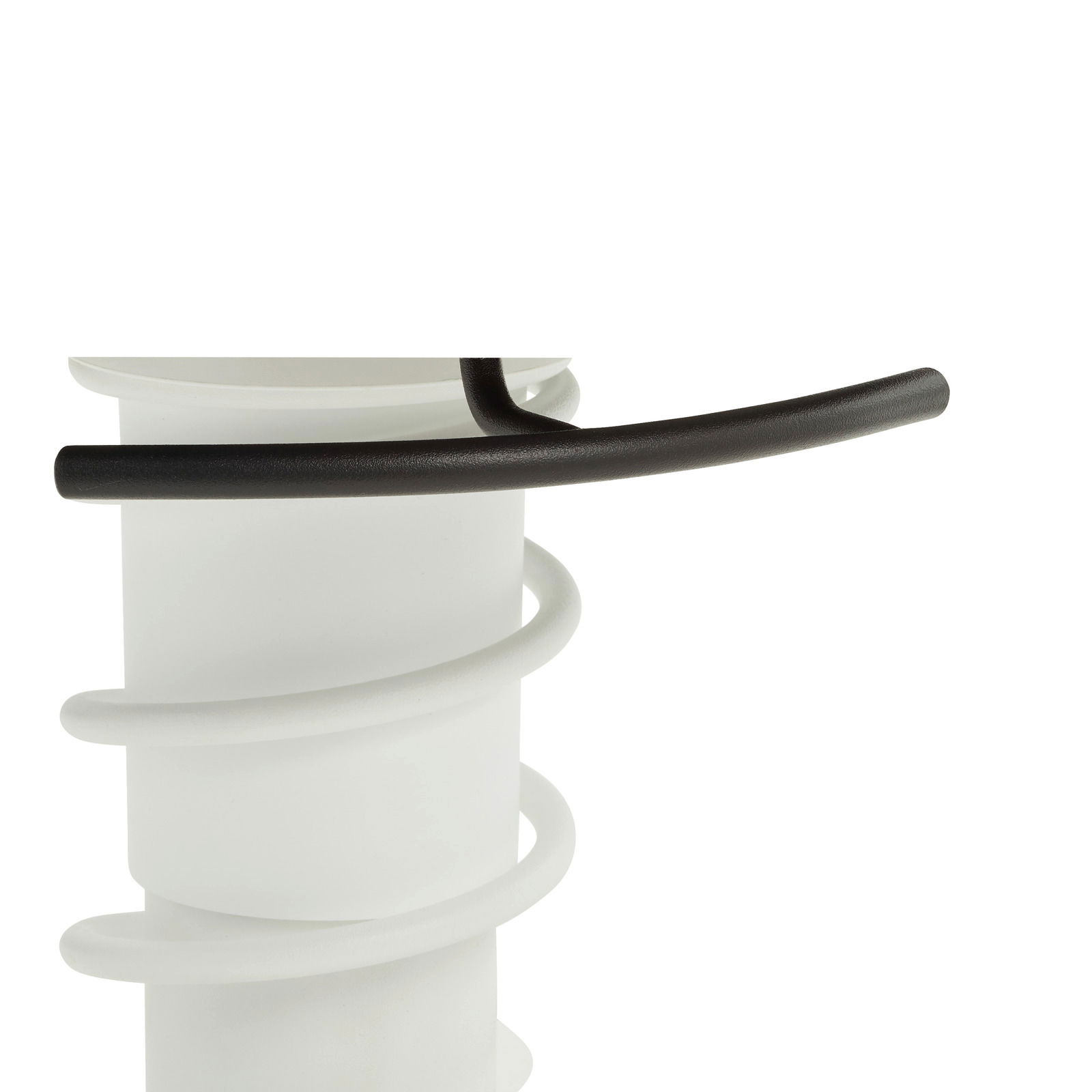 Nahaufnahme eines weißen, spiralförmigen Stuhlgestells mit schwarzem Griff, seitliche Perspektive