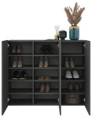 Moderner Hängeschuhschrank in dunklem Design mit offenen Türen, gefüllt mit verschiedenen Schuhen und dekorativen Elementen auf der Oberseite, Frontalansicht.