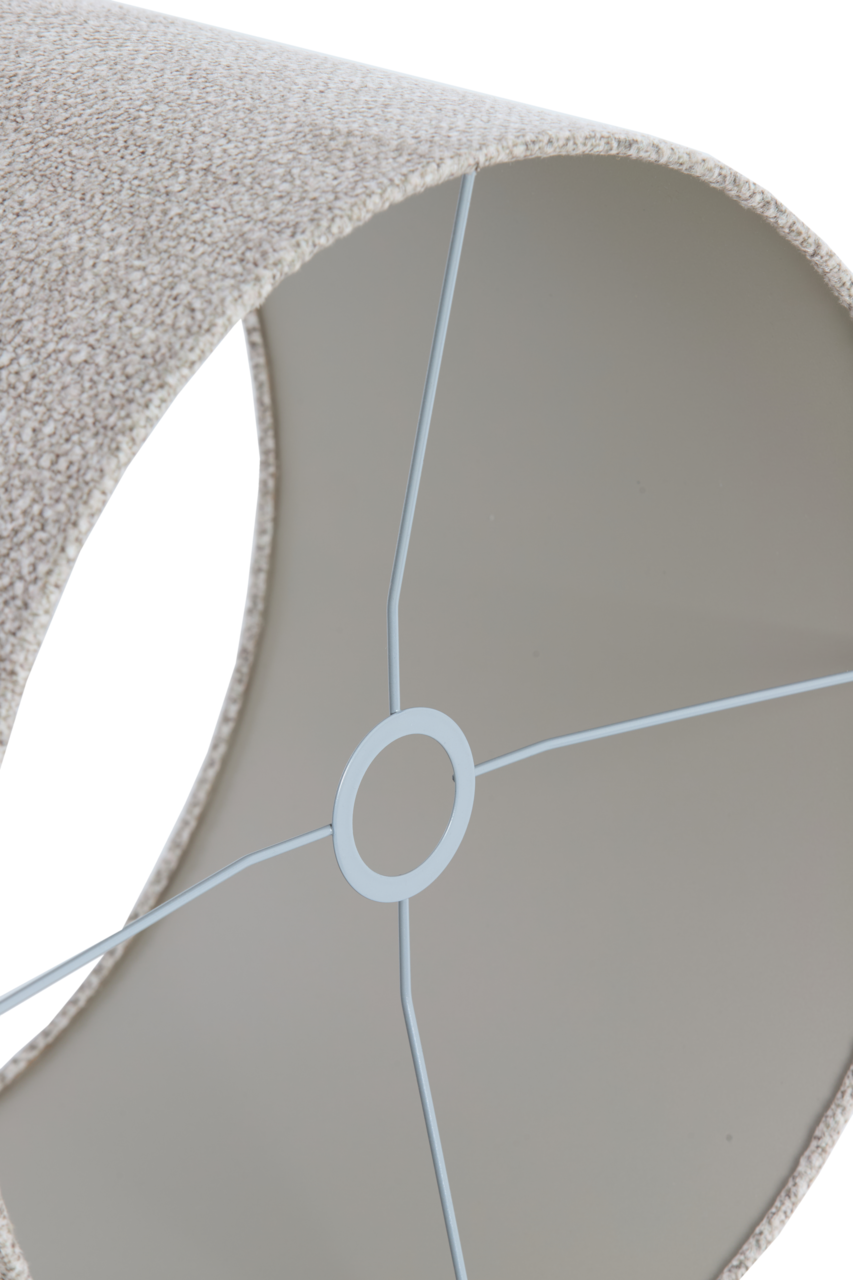 Nahaufnahme eines beige strukturierten Lampenschirms von innen, mit Drahtgestell sichtbar.