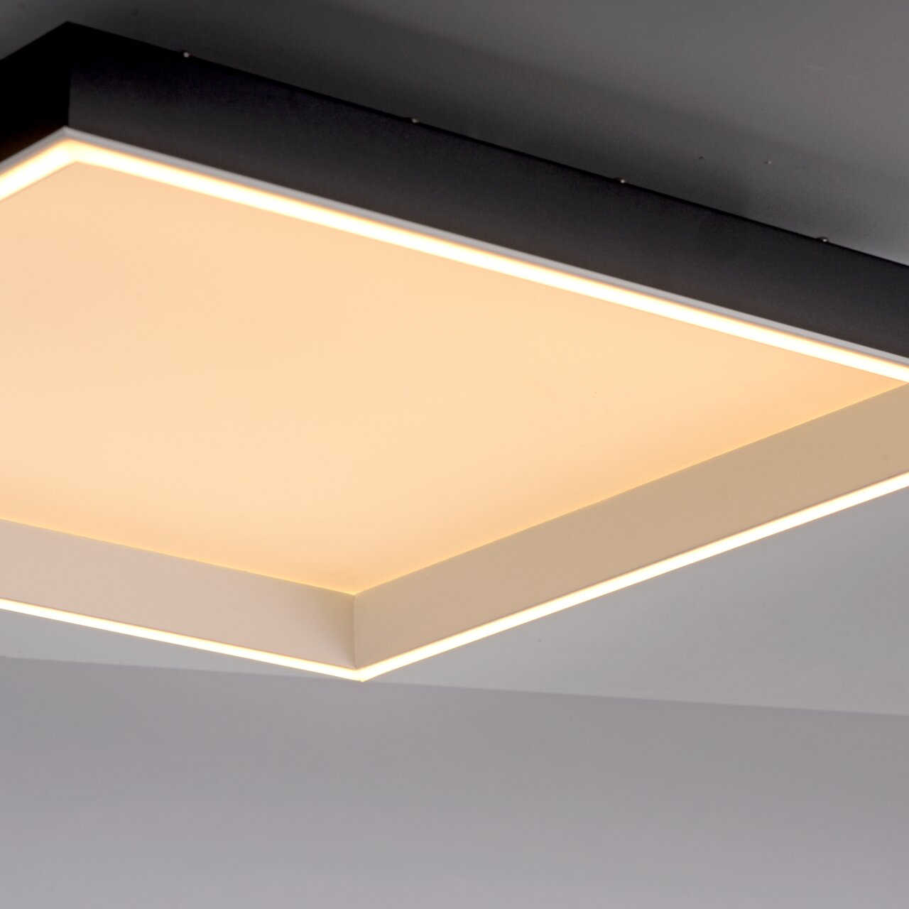 Moderne plafondlamp Q-MAGONG in vierkante vorm, zijaanzicht