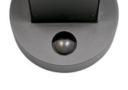 Nahaufnahme einer LED-Außenwandleuchte mit rundem Sensor, von vorne betrachtet.