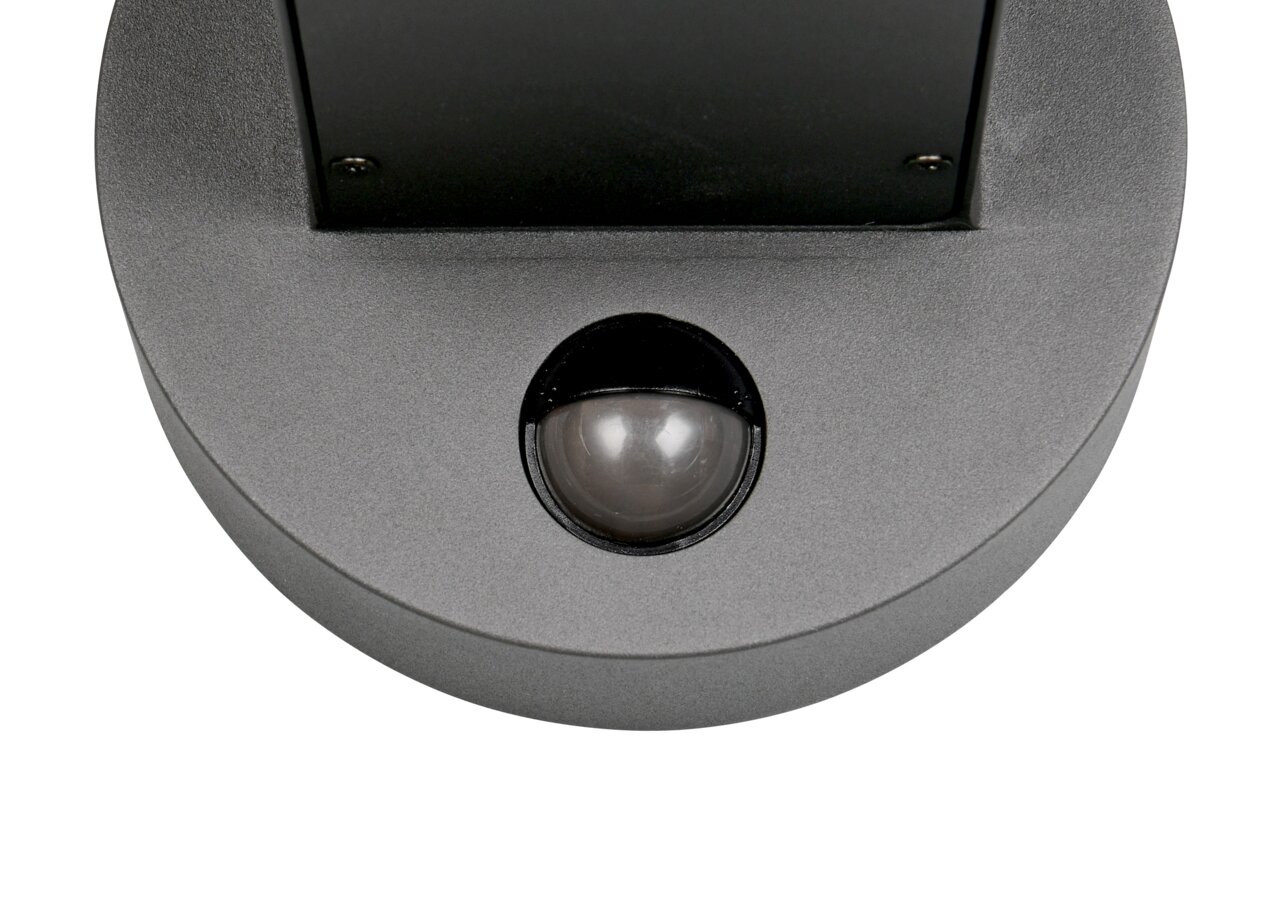 Nahaufnahme einer LED-Außenwandleuchte mit rundem Sensor, von vorne betrachtet.