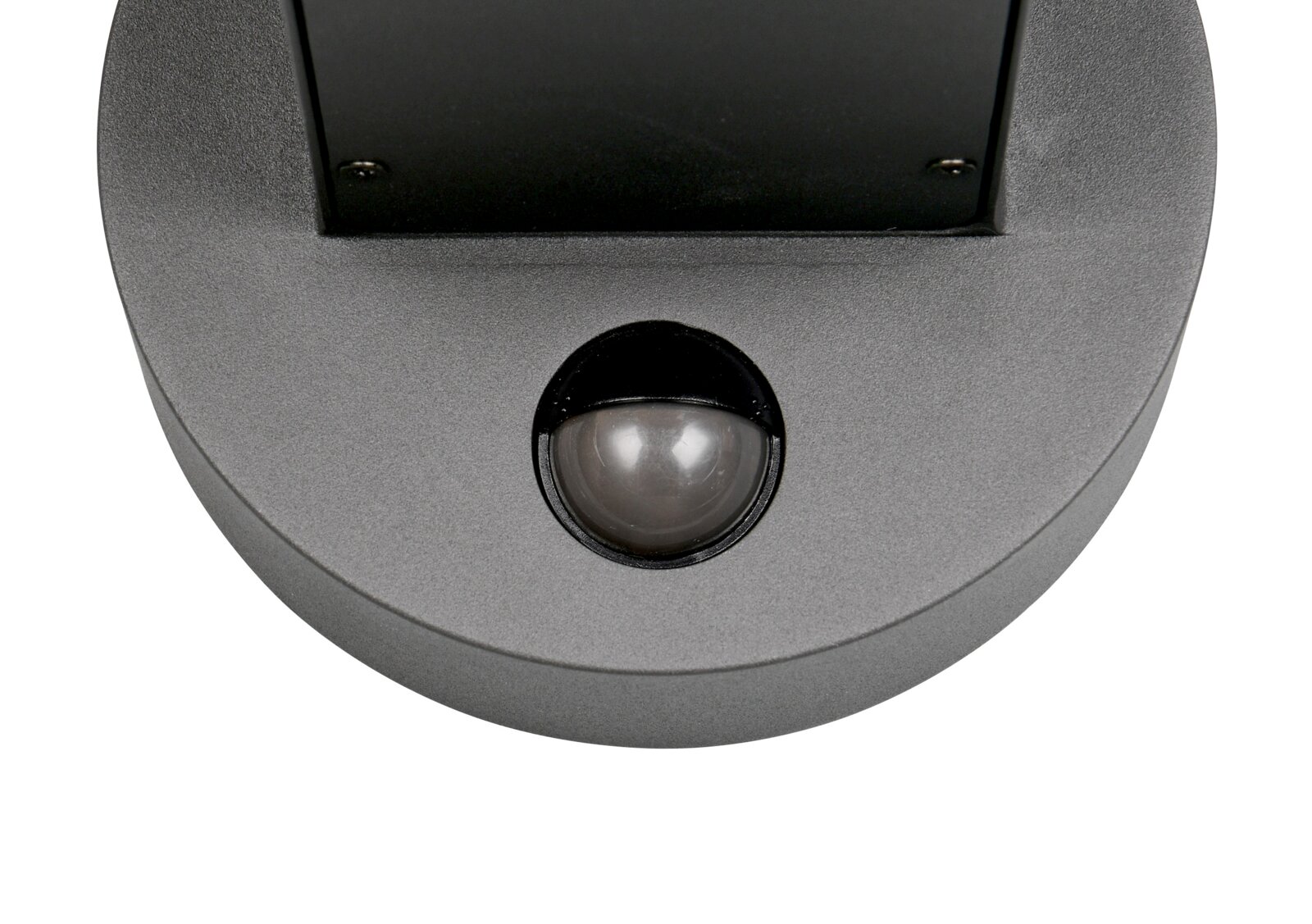 Nahaufnahme einer LED-Außenwandleuchte mit rundem Sensor, von vorne betrachtet.