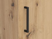 Nahaufnahme eines Holzschranks mit schwarzem Griff, seitliche Perspektive