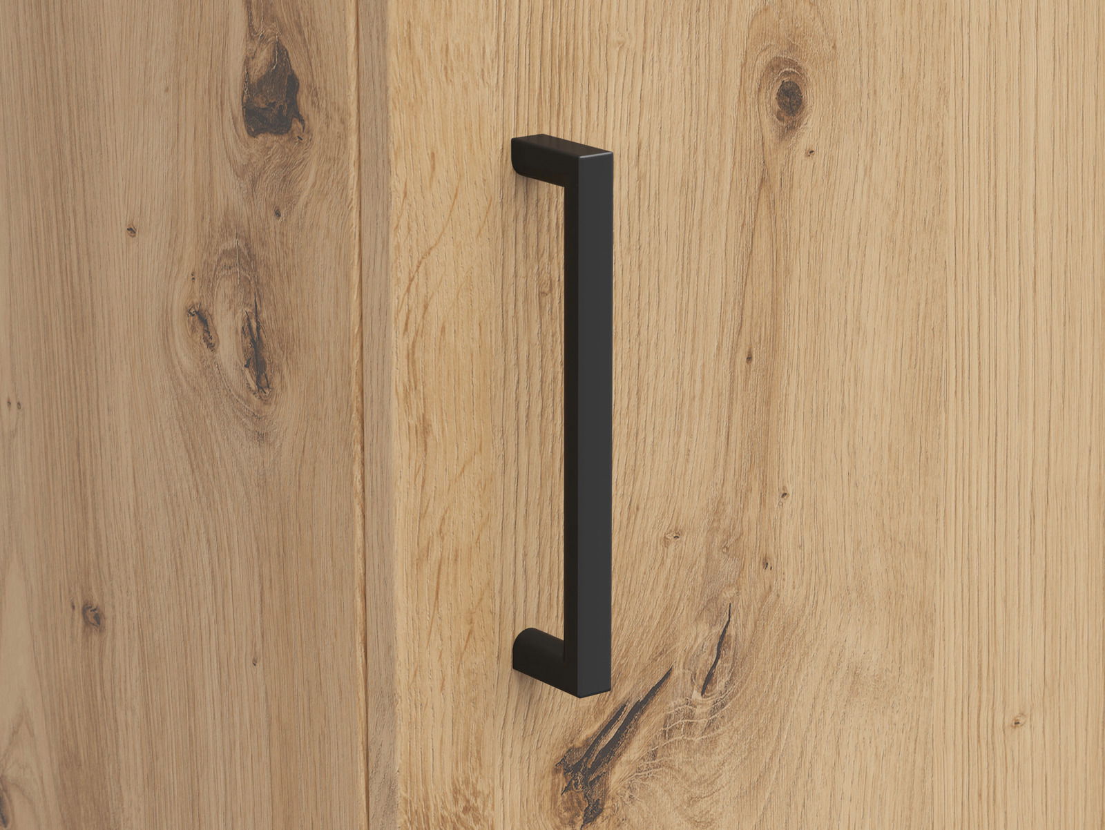 Nahaufnahme eines Holzschranks mit schwarzem Griff, seitliche Perspektive