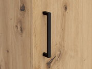 Nahaufnahme eines Holzschranks mit schwarzem Griff, seitliche Perspektive