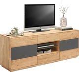 TV-Lowboard aus Holz mit grauen Akzenten, darauf ein Fernseher, Dekoration und Bücher, seitliche Perspektive