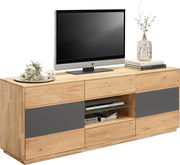 TV-Lowboard aus Holz mit grauen Akzenten, darauf ein Fernseher, Dekoration und Bücher, seitliche Perspektive